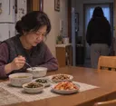 엄마랑 싸운 후, 엄마가 밥먹으라고 했는데 안먹겠다고 화내서 엄마혼자 먹는 모습을 본다면?