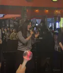 소주 한 잔 하러 갔다가 쌩라이브에 귀 호강했을 것 같은 현장.jpg