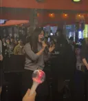 포장마차에서 감성 쩌는 라이브 보여주는 가수..jpg