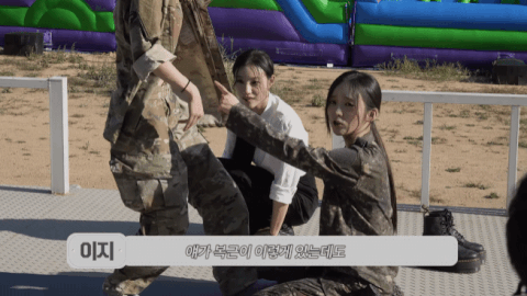 아기상인데 군복 입으니까 반전매력 쩌는 여돌.jpg