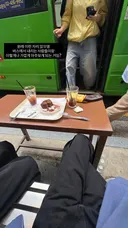 원래 이런 자리 앉으면 버스에서 내리는 사람들이랑 이렇게 가깝게 마주보게되는거임?