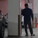 남성이 지하 주차장 흡연