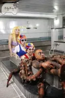 금발여성이 남성 둘과 함께 문어랑.....