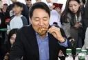 [포토] 치킨 뜯는 오세훈 서울시장