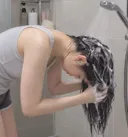 머리 감을때 어떻게 감는지? 머리 숙여서 VS 머리 뒤로 젖혀서